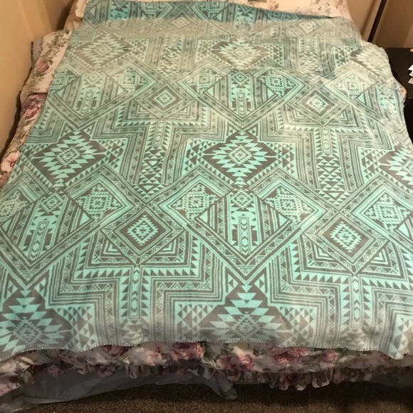 Rare VHTF 🆚 PINK Mint Aztec Sherpa Blanket - Picture 8 of 8
